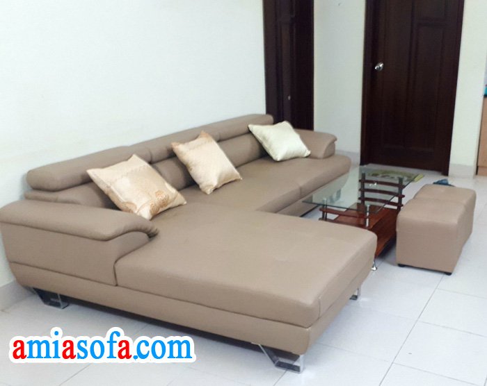 Hình ảnh mẫu sofa da AmiA SFD 036 được chụp tại phòng khách