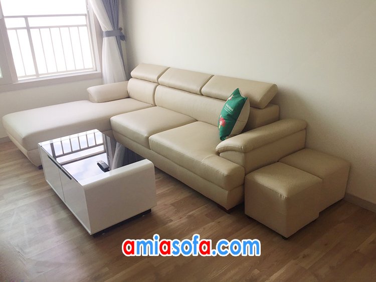 Kê sofa góc vào góc phòng khách sẽ tiết kiệm được diện tích